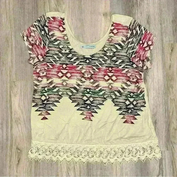 Maurices Abstract Aztec Print Short Sleeve Shirt Scoop Neck Lace Trim Top Size L - Picture 1 of 7